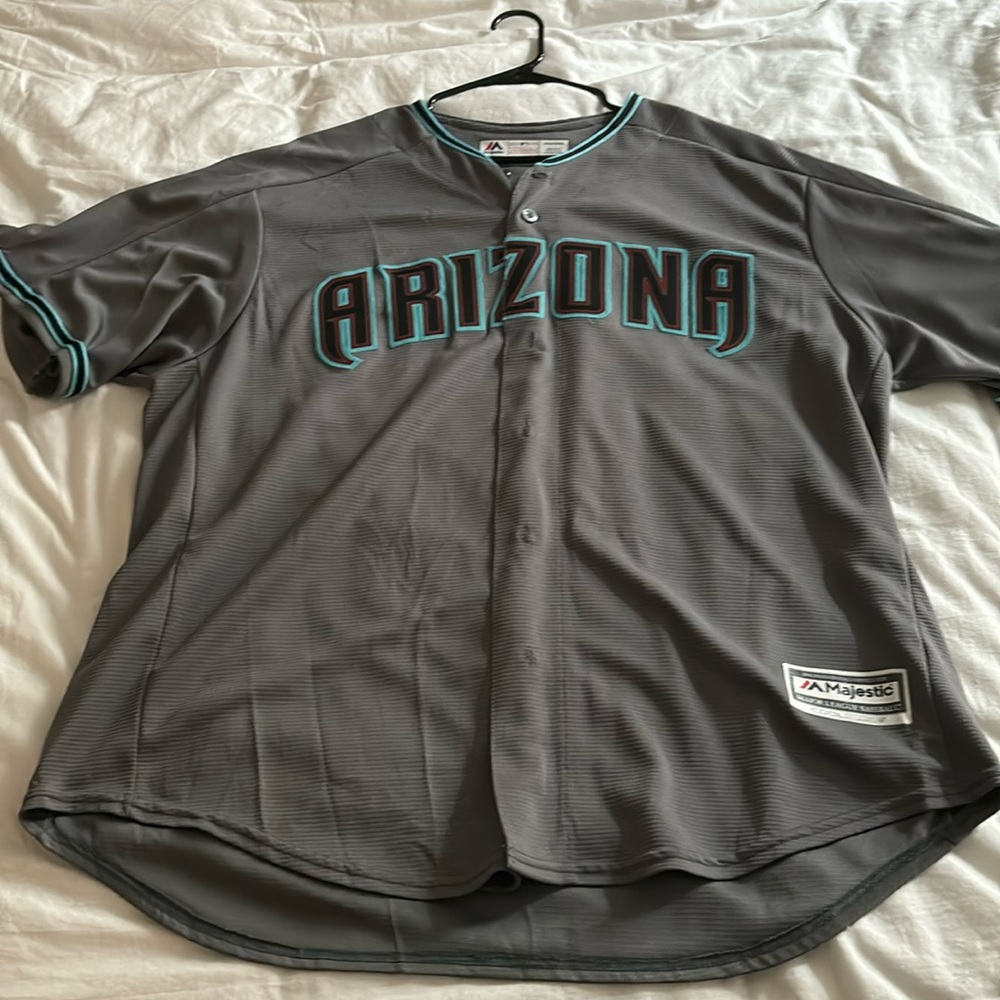 Arizona D backs Button up